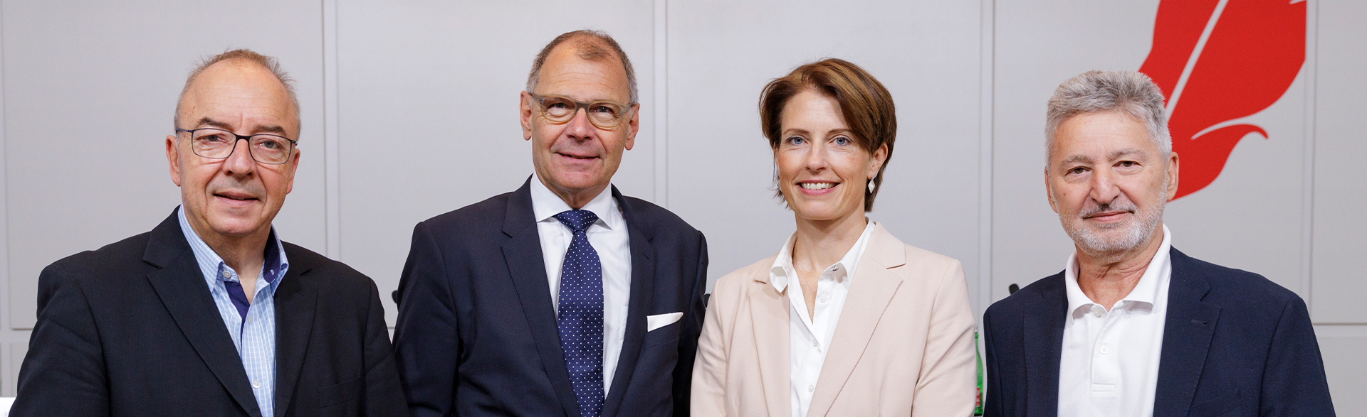 v.l.n.r. Univ.-Prof. Dr. Michael Gnant (Präsident der Austrian Breast & Colorectal Cancer Study Group (ABCSG)); Prim. Univ.-Prof. Dr. Ewald Wöll (Präsident der OeGHO; Ärztlicher Direktor, Leiter Innere Medizin, Krankenhaus St. Vinzenz, Zams); Priv.-Doz.in Dr.in Kathrin Strasser-Weippl, MBA (Medizinische Leitung OeGHO, Leiterin des Tumorzentrum Oberösterreich); DI Dr. Karl Masser (Patient mit Multiplem Myelom und Studienteilnehmer)